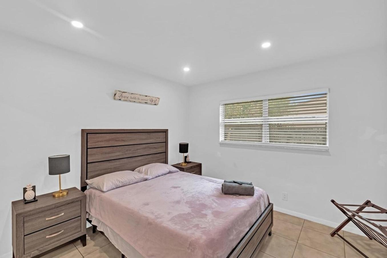2 Bedroom House Minutes From Beach And Casino Db1 Дания-Бич Экстерьер фото