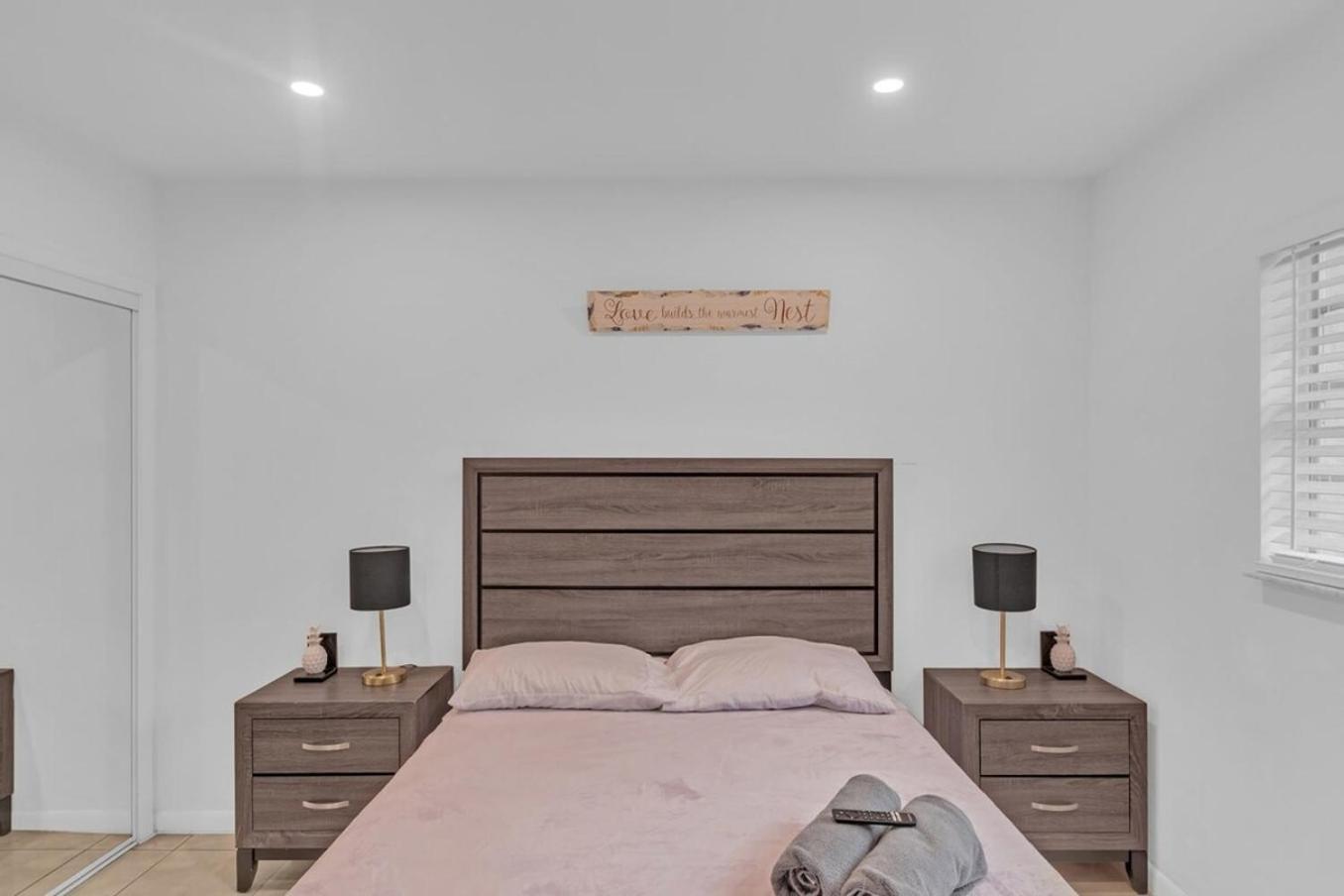 2 Bedroom House Minutes From Beach And Casino Db1 Дания-Бич Экстерьер фото