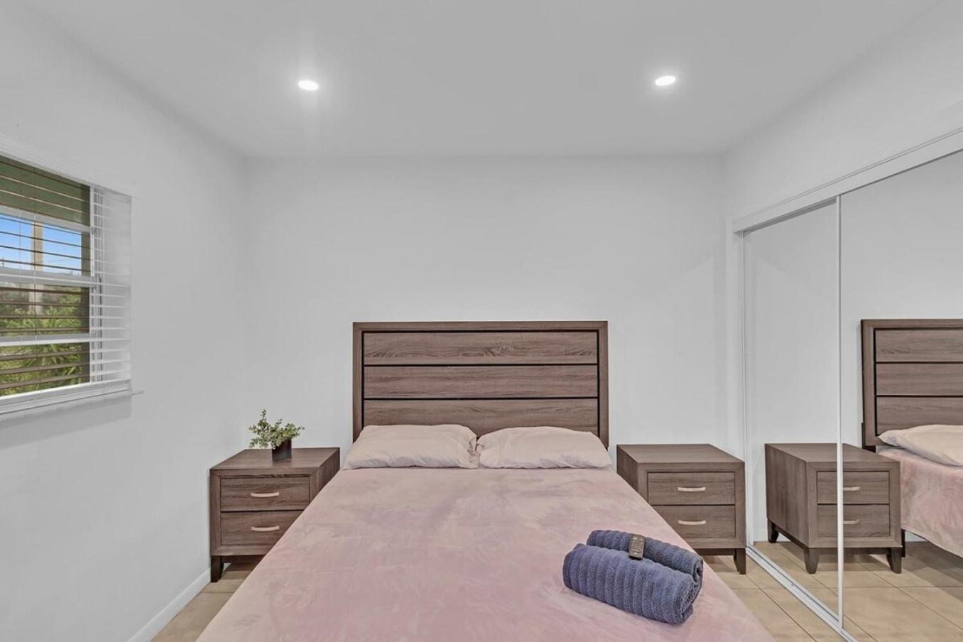 2 Bedroom House Minutes From Beach And Casino Db1 Дания-Бич Экстерьер фото